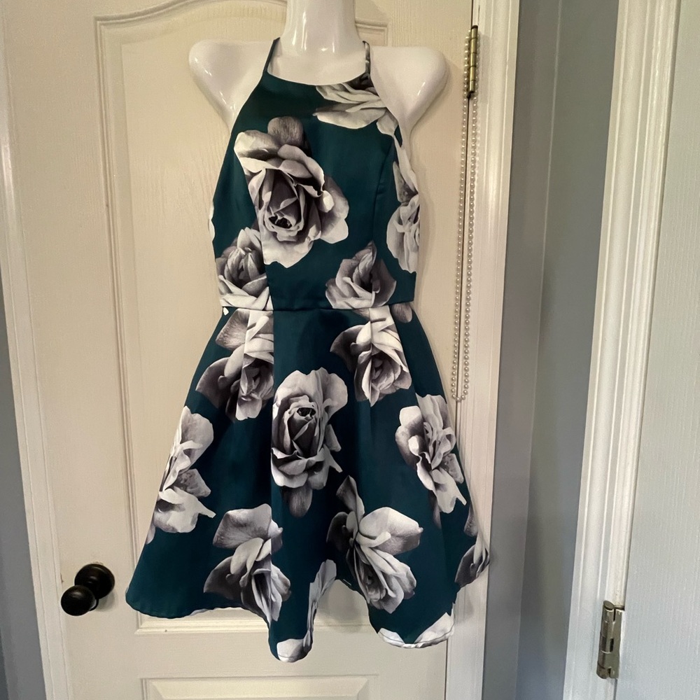 Size 7 by Speechless Adorable flattering sleeveless green dress 
*with Pockets!